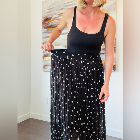 QED LONDON Black and White Polka Dot Midi Pleated Skirt - Picture 4 of 15